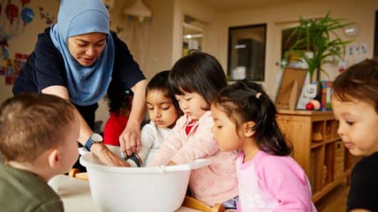teacher-and-chldren-playing-with-colours-600x400